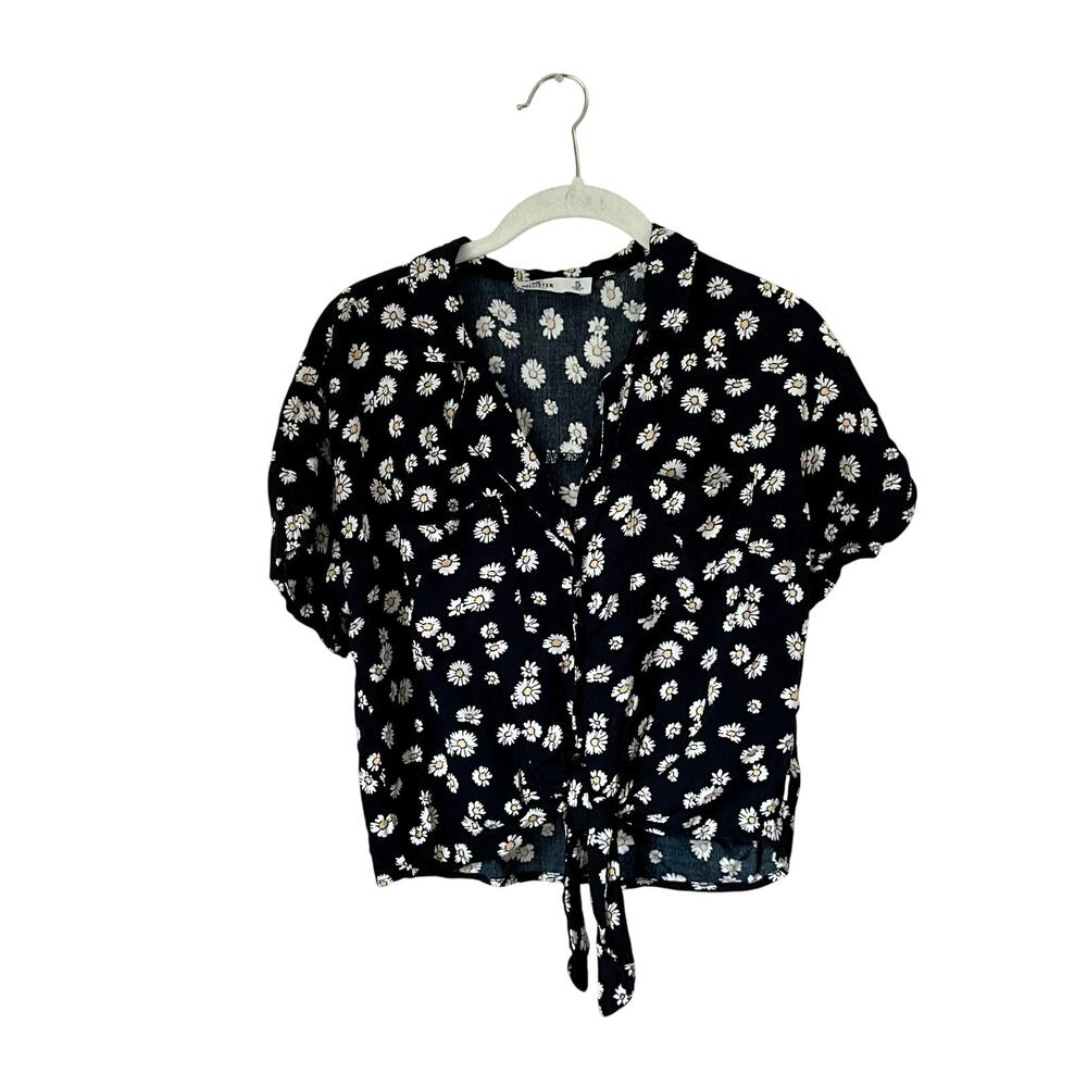 Hollister Floral Daisy Tied Crop Top: Y2K, Modern